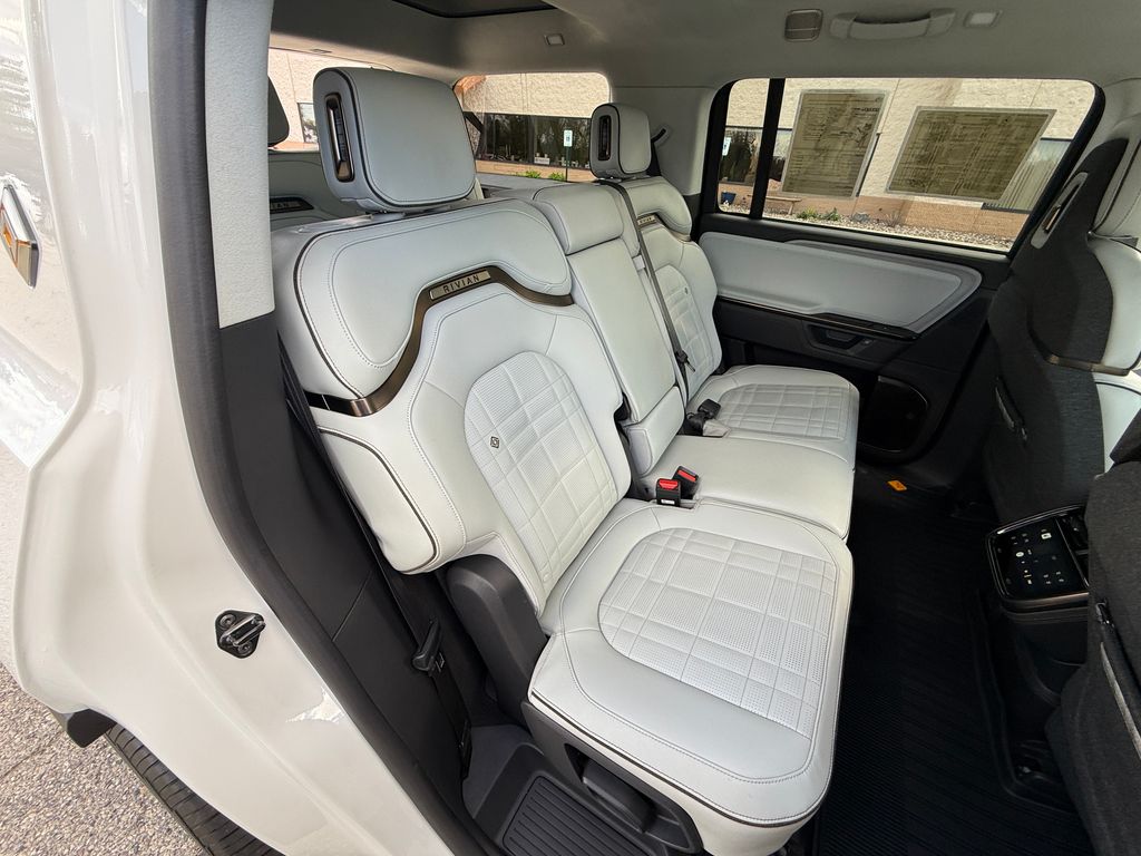 Rivian R1S
