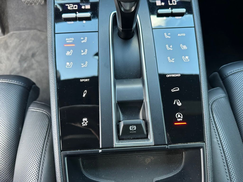 Thumbnail: 2023 Porsche Macan - 25