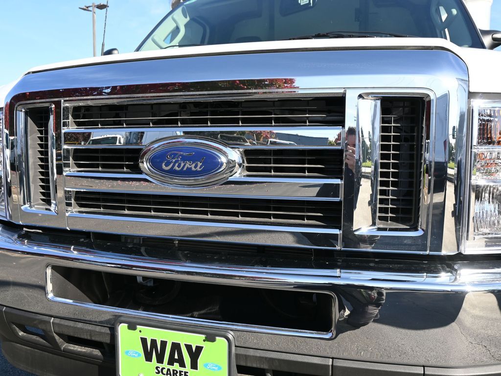 2025 Ford E-Series E-450 SD