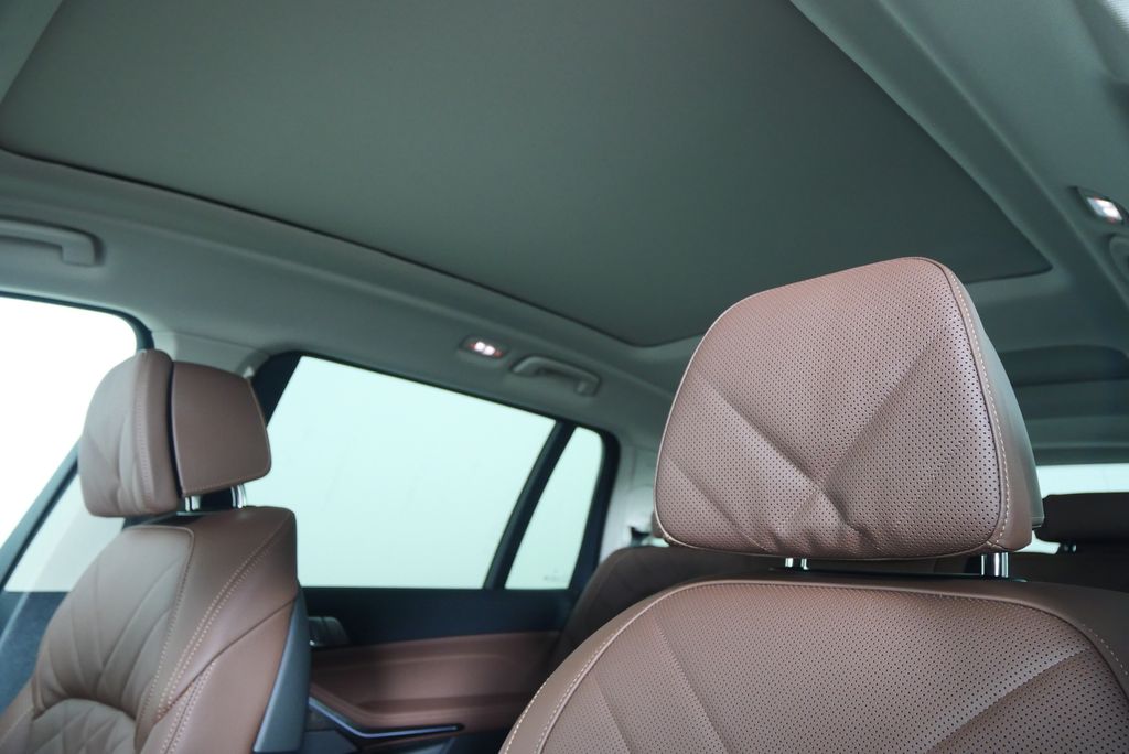 Thumbnail: 2026 BMW X7 - 11