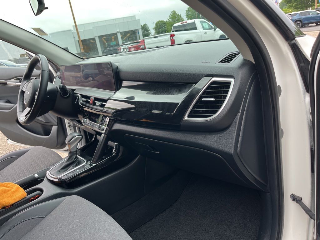 Used 2024 White Kia X-Line image 28