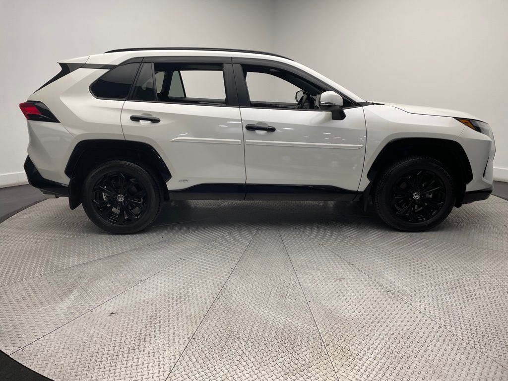 2022 Toyota RAV4 SE 4