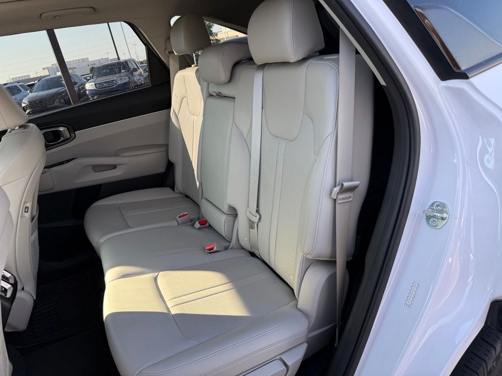 Thumbnail: 2023 Kia Sorento - 10