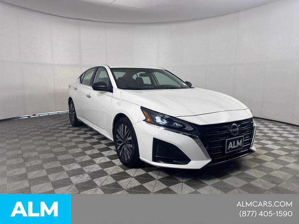 Used 2025 White Nissan 2.5 SV image 4