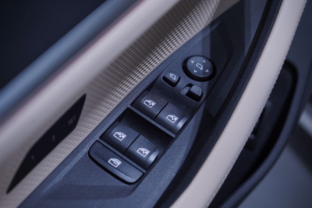 Thumbnail: 2023 BMW i4 - 17