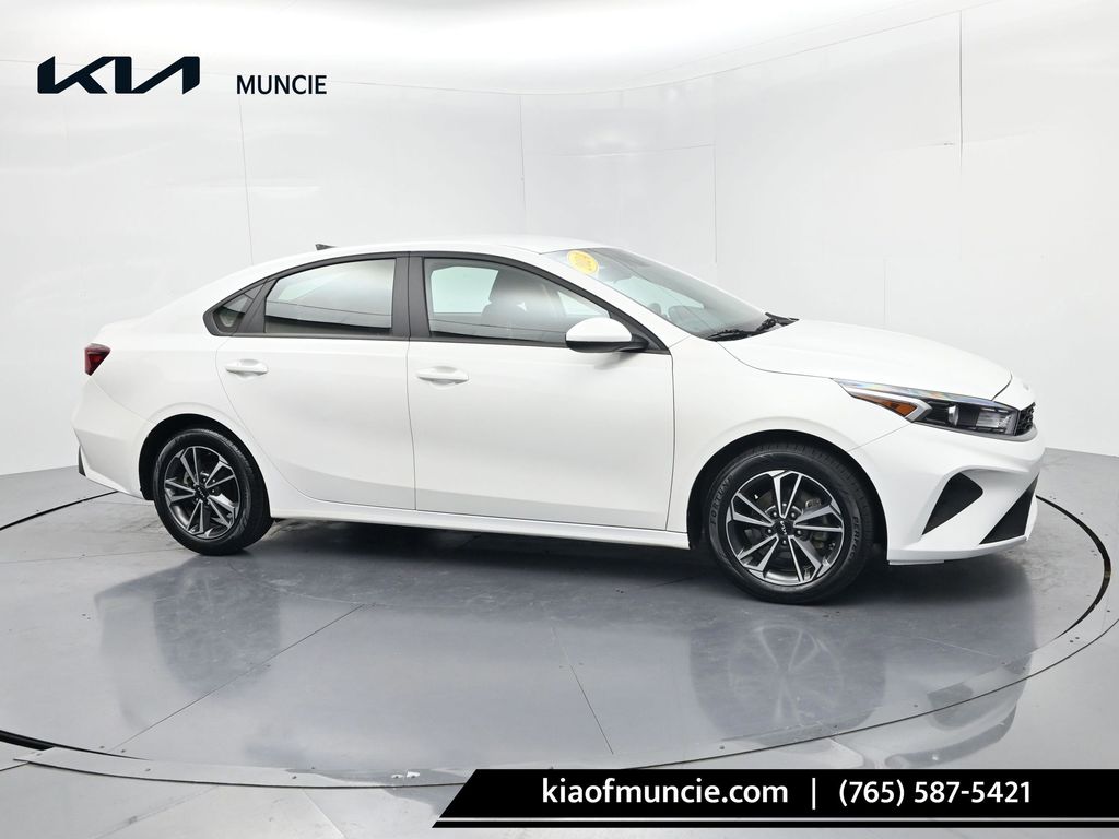 Snow White Pearl 2024 Kia Forte LXS FWD Sedan Front-Wheel Drive Continuously Variable Transmission