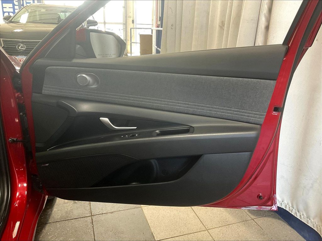 2025 Hyundai Elantra — photo 12