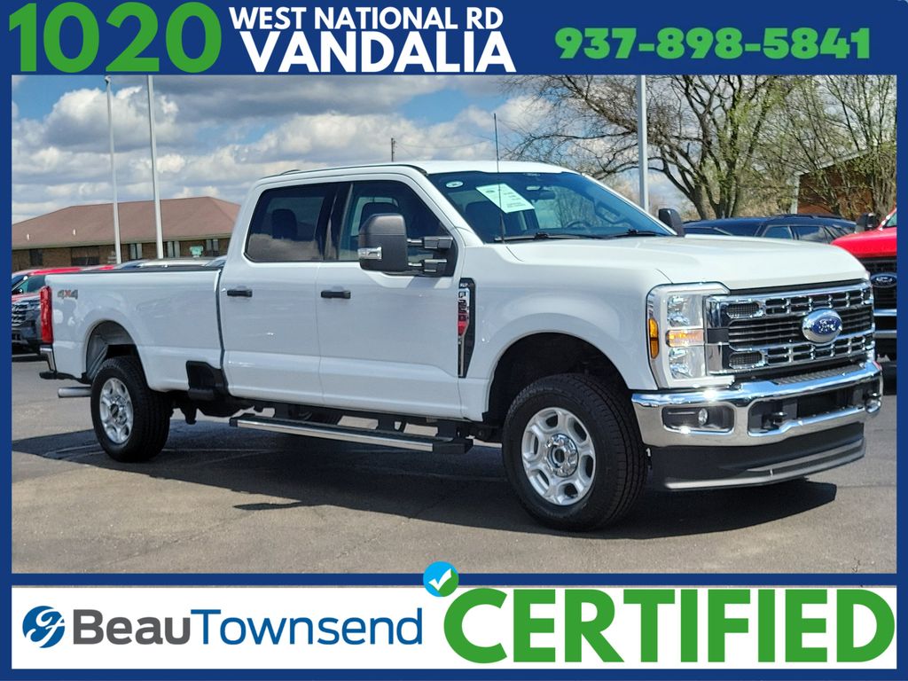 Oxford White 2025 Ford F-250 Super Duty XLT Crew Cab 4WD Pickup Truck Four-Wheel Drive Automatic
