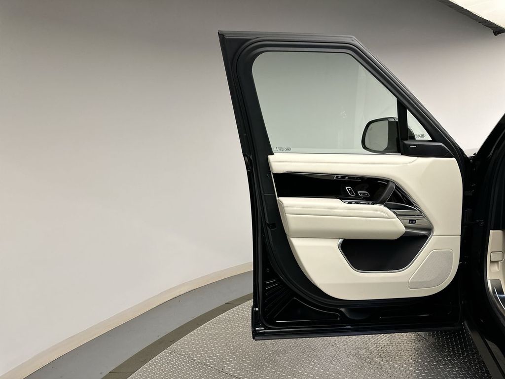 2025 Land Rover Range Rover SE 8