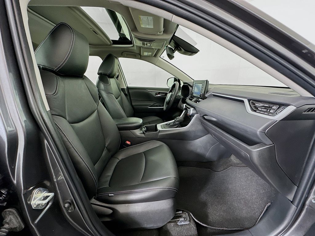2022 Toyota RAV4 XLE 28