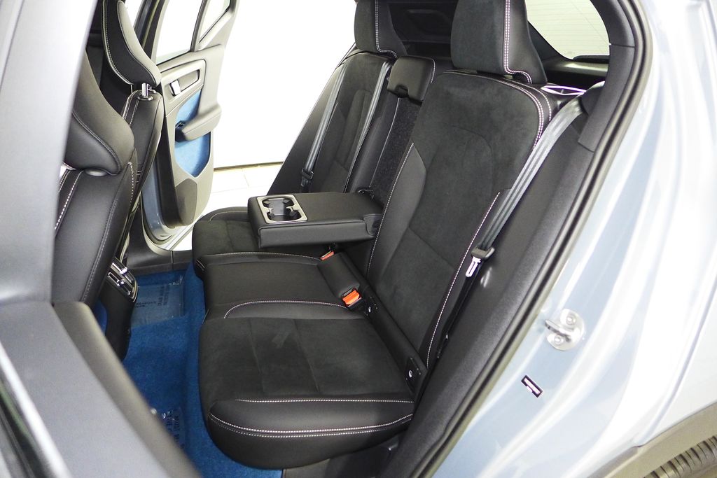 Thumbnail: 2023 Volvo XC40 - 21