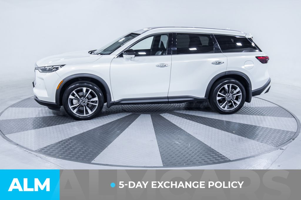 Used 2024 White INFINITI LUXE image 3