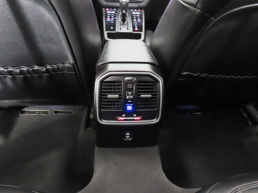 Thumbnail: 2022 Porsche Macan - 32