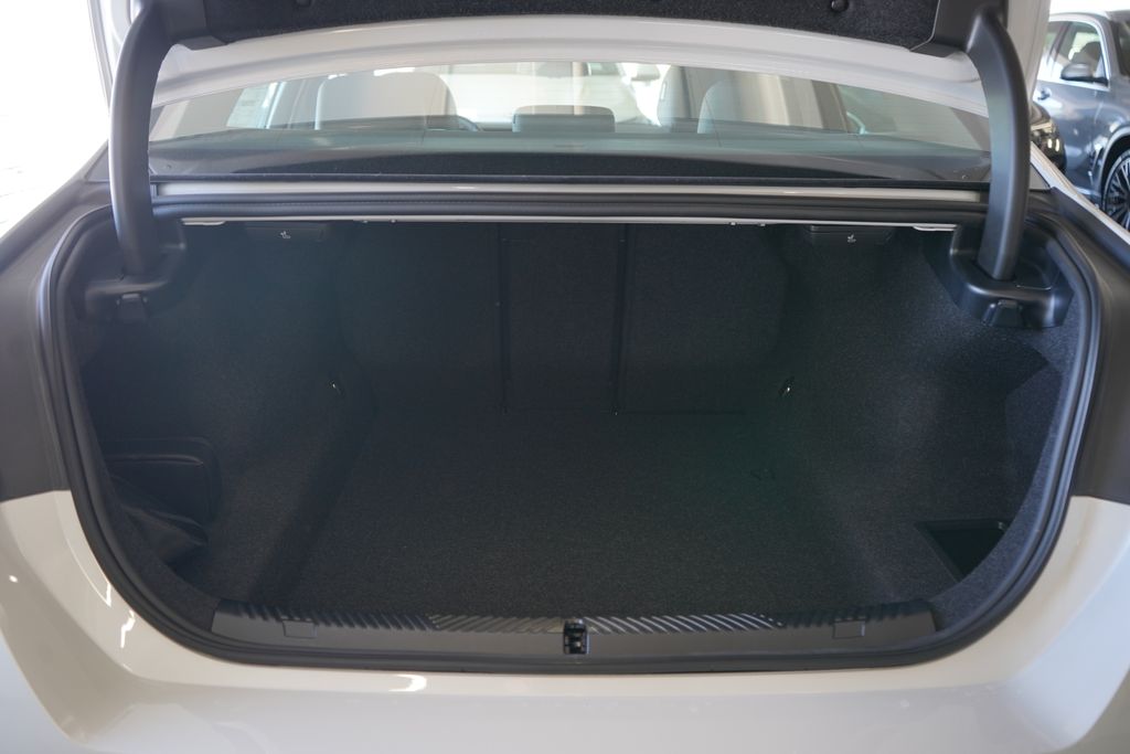 Thumbnail: 2026 BMW 5 Series - 21