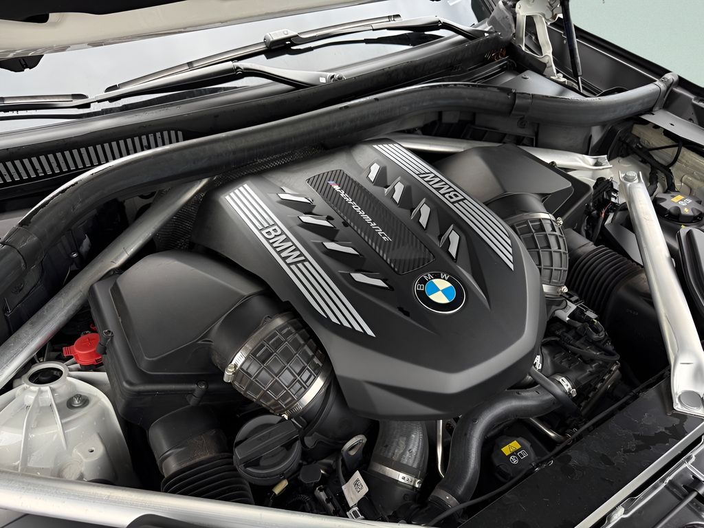 Used 2022 White BMW M50i image 26