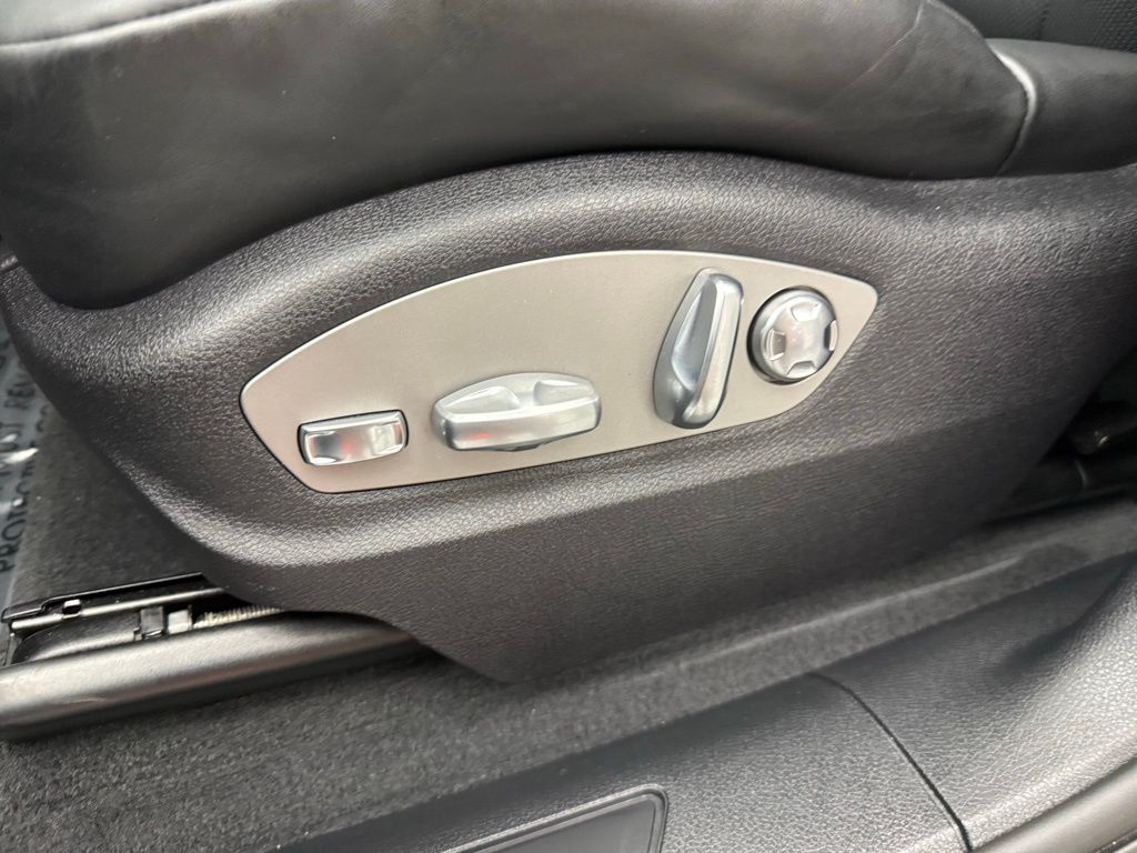 Thumbnail: 2025 Porsche Macan - 25