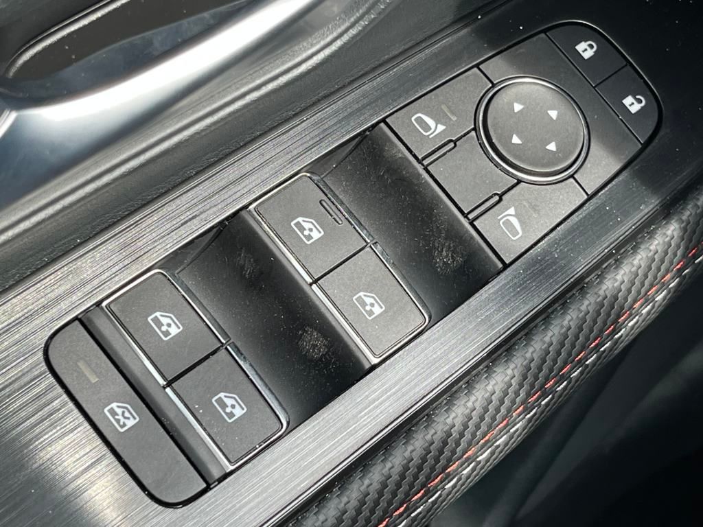 2025 Nissan Kicks SR photo