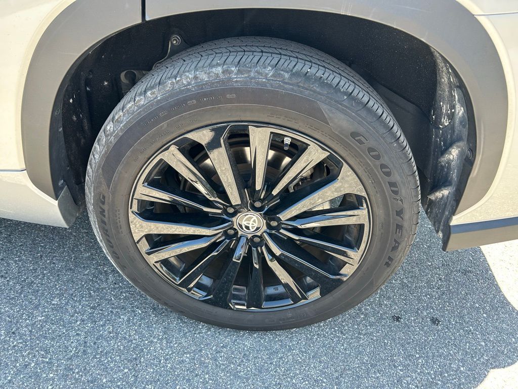 Thumbnail: 2025 Toyota Highlander - 9