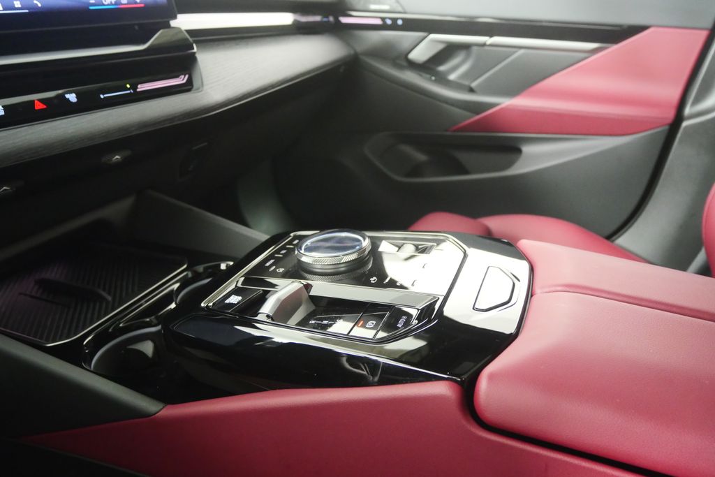 Thumbnail: 2025 BMW 5 Series - 23