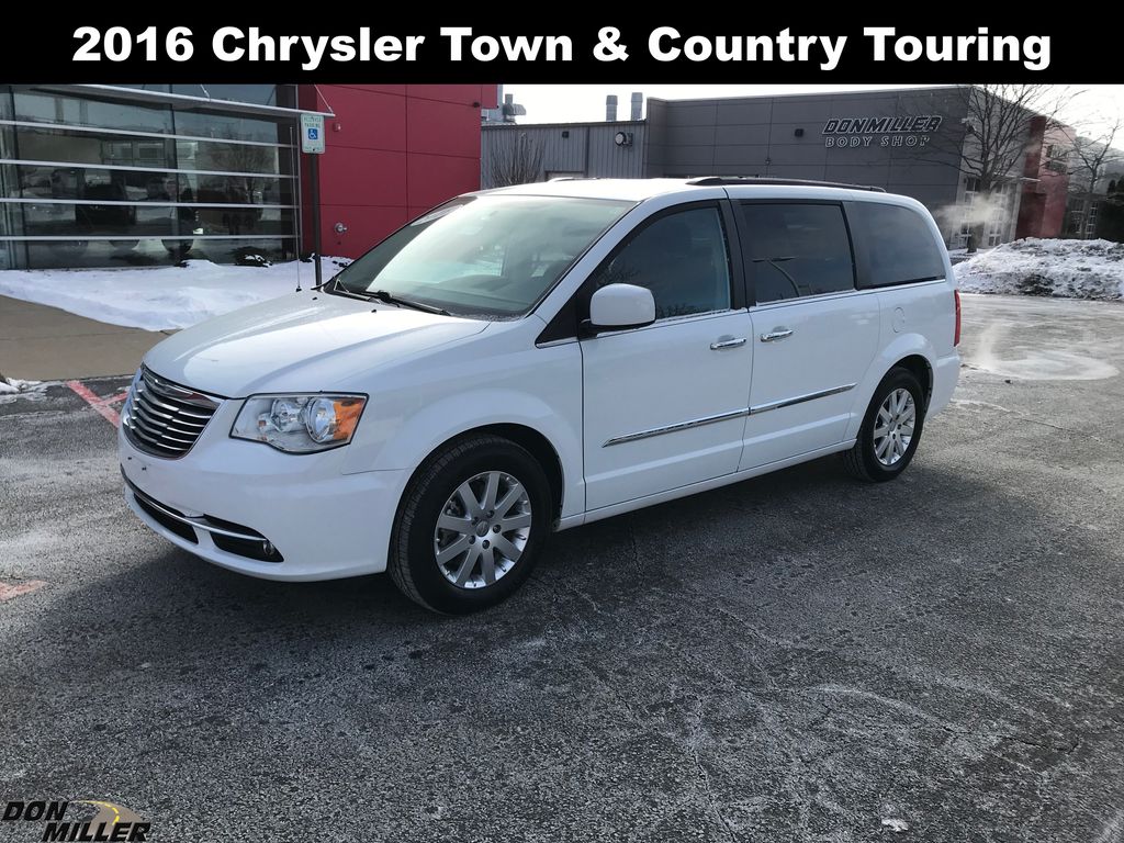 2016 Chrysler Town & Country Touring FWD