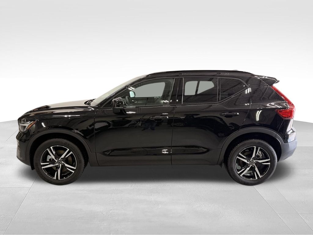 Thumbnail: 2026 Volvo XC40 - 2