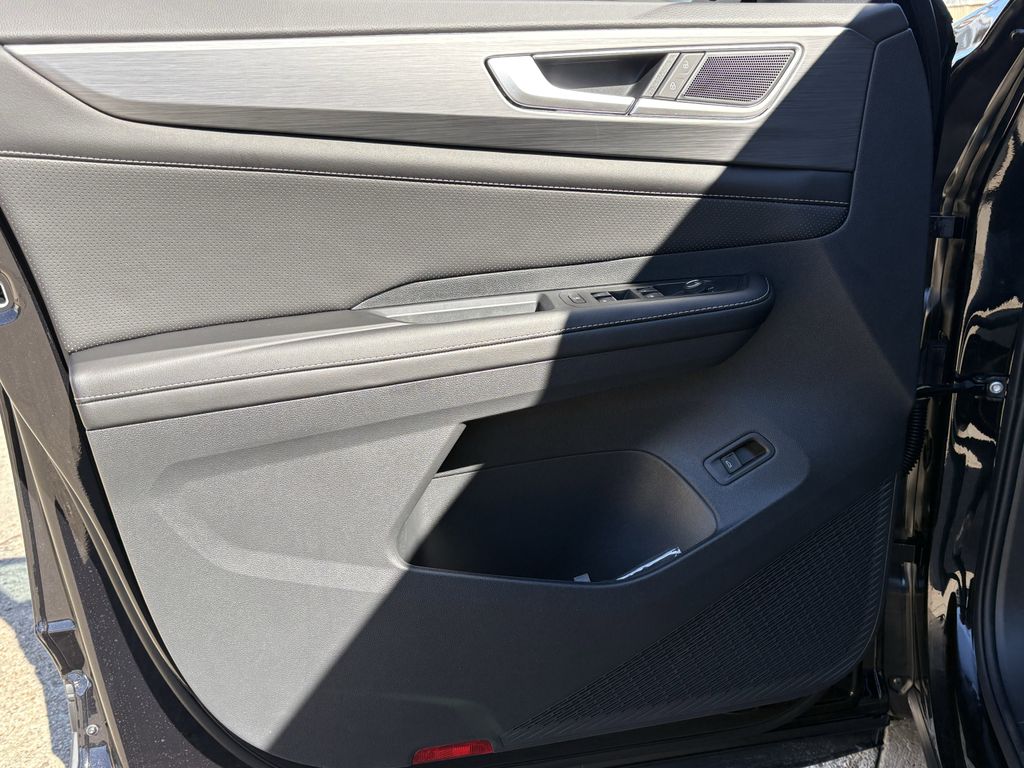 New 2026 Black Pearl Volkswagen 2.0T SE w/Technology image 10