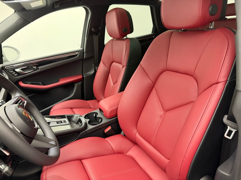 Thumbnail: 2026 Porsche Macan - 5