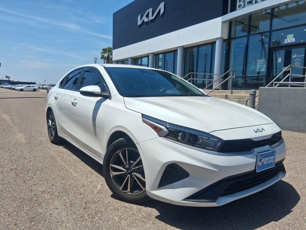 Snow White Pearl 2024 Kia Forte Sedan Front-Wheel Drive Continuously Variable Transmission
