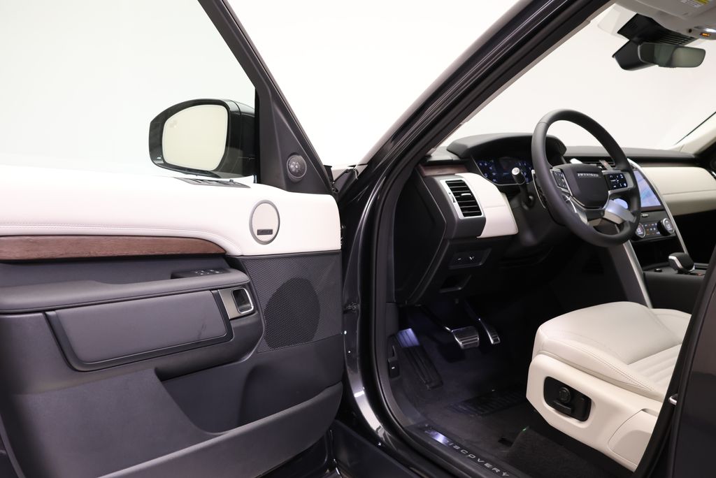Thumbnail: 2026 Land Rover Discovery - 28