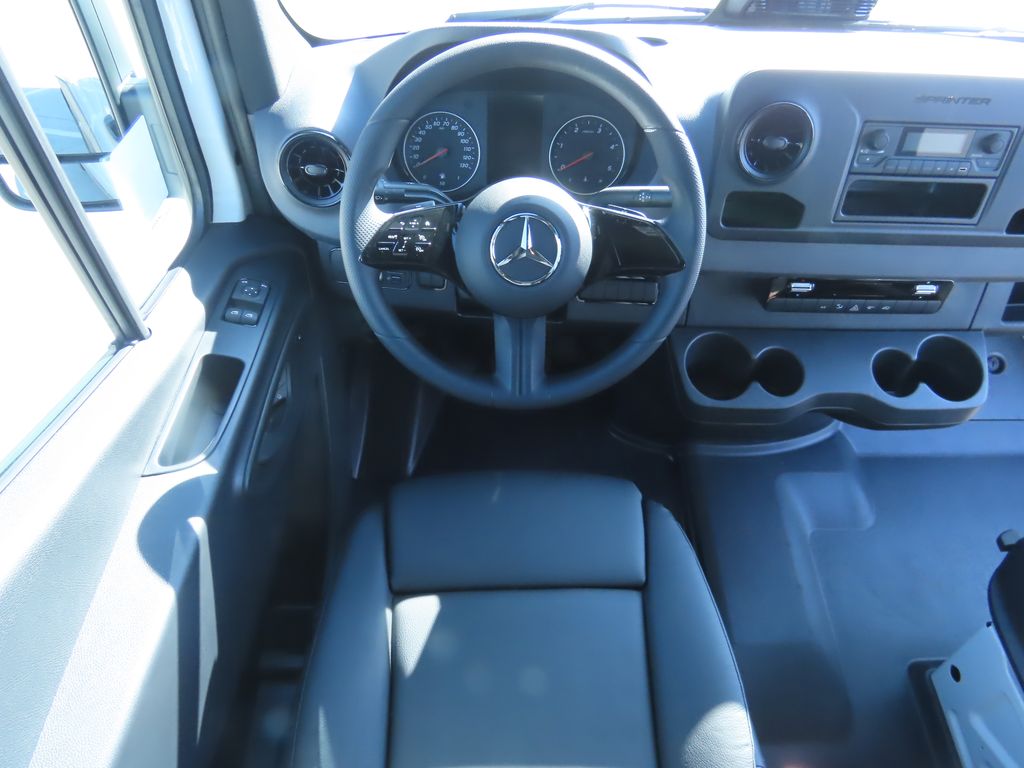 Thumbnail: 2025 Mercedes-Benz Sprinter - 11