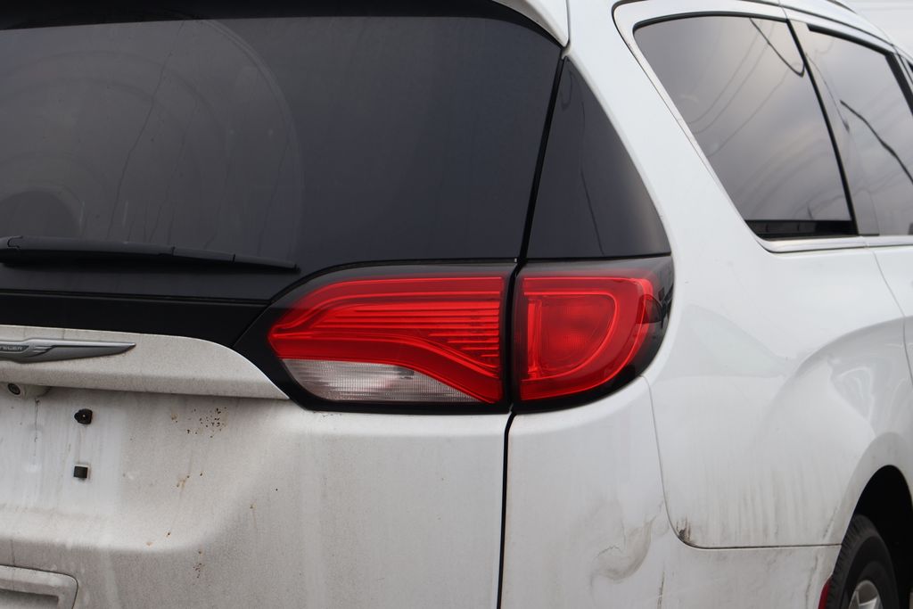 Thumbnail: 2017 Chrysler Pacifica - 9