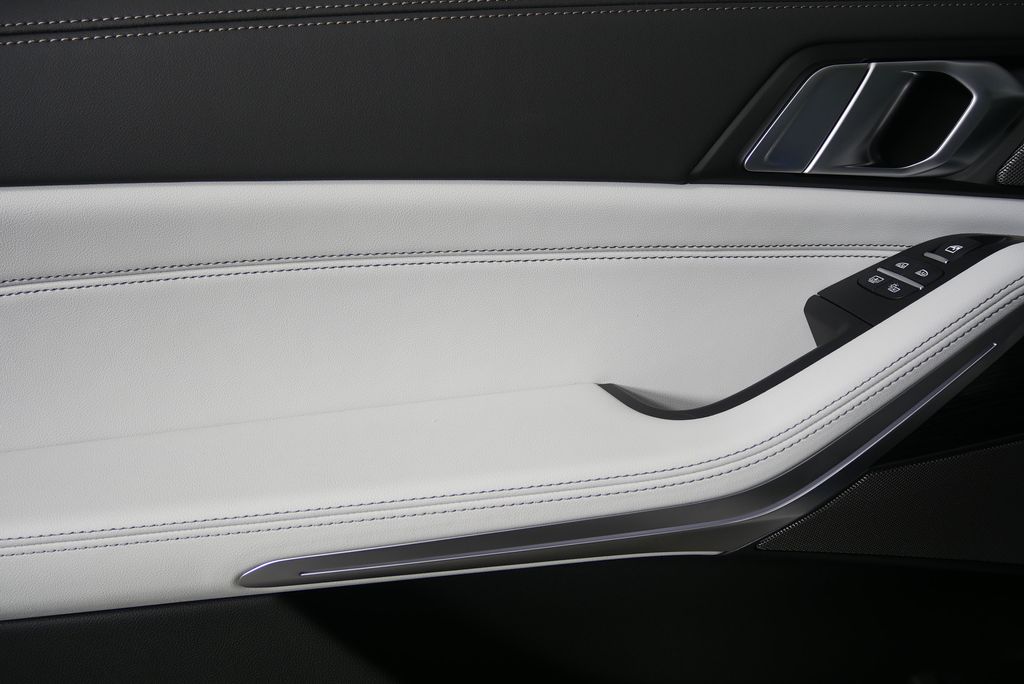 Thumbnail: 2026 BMW X7 - 13