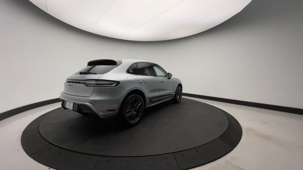 2024 Porsche Macan T 8