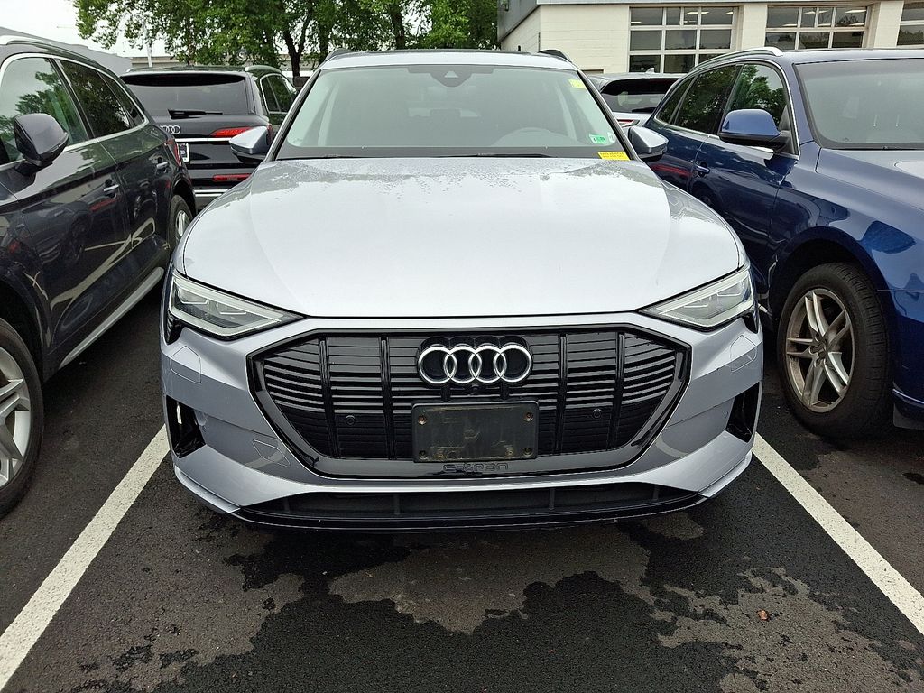 Thumbnail: 2022 Audi e-tron - 2