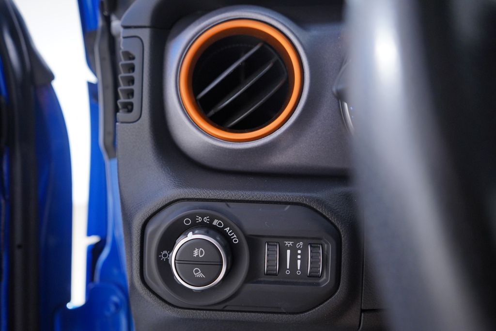 Thumbnail: 2021 Jeep Gladiator - 18