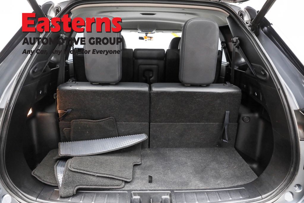 Used 2023 Silver Mitsubishi SE image 9