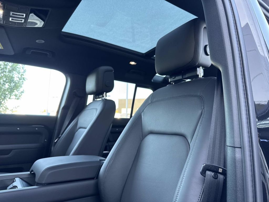 New 2026 Black Land Rover X-Dynamic SE image 20