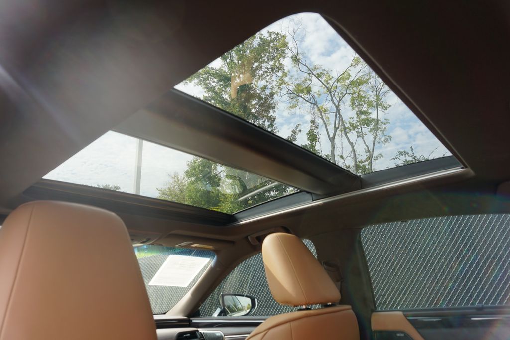 Thumbnail: 2019 Lexus ES - 16