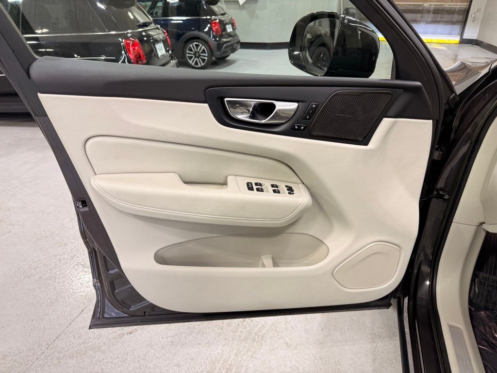 Thumbnail: 2023 Volvo XC60 - 10