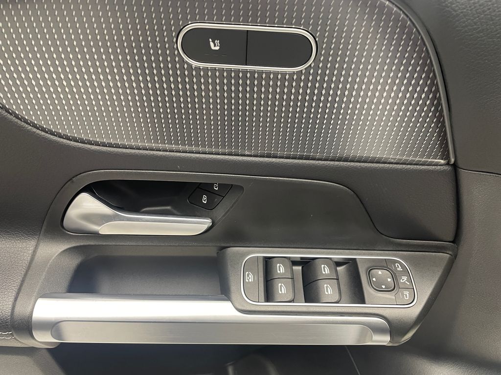 Thumbnail: 2022 Mercedes-Benz GLB - 10