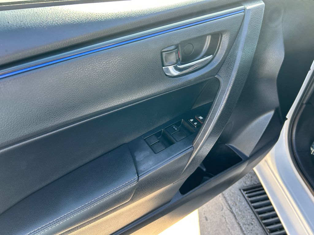 2017 Toyota Corolla SE 11