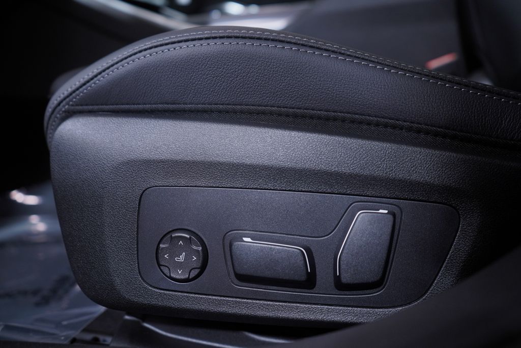 2025 BMW 3 Series 330i 12