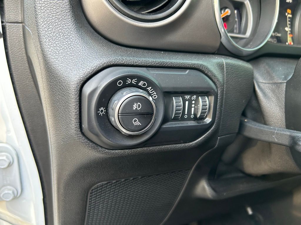 Thumbnail: 2020 Jeep Gladiator - 16