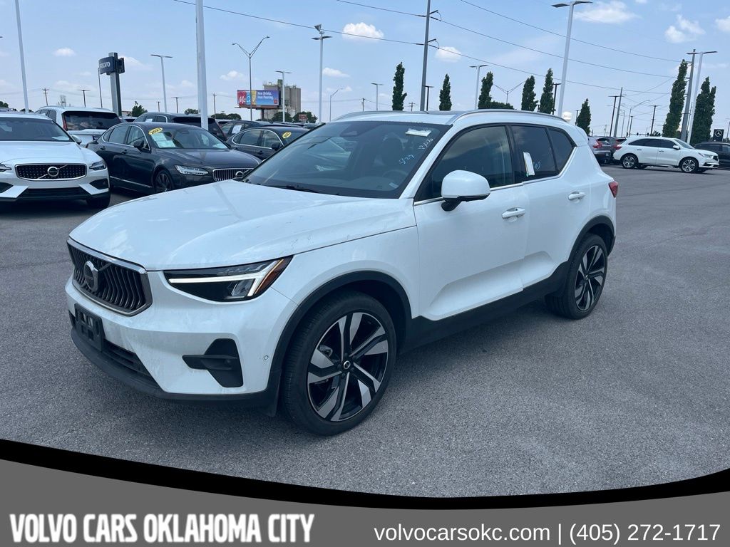 2025 Volvo XC40 B5 Plus Bright Theme