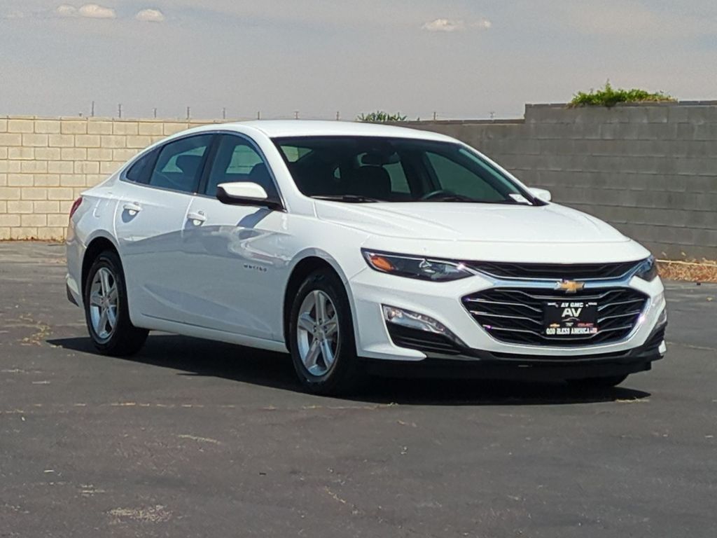 Summit White 2024 Chevrolet Malibu LT with 1LT FWD Sedan Front-Wheel Drive Continuously Variable Transmission