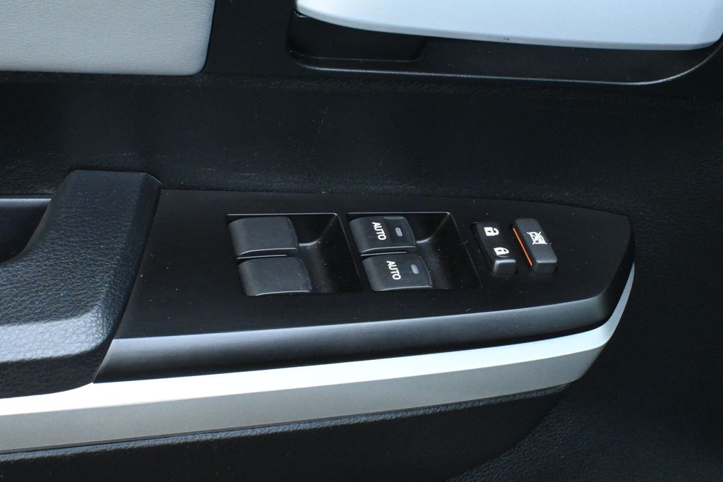 2017 Toyota Tundra Limited 31