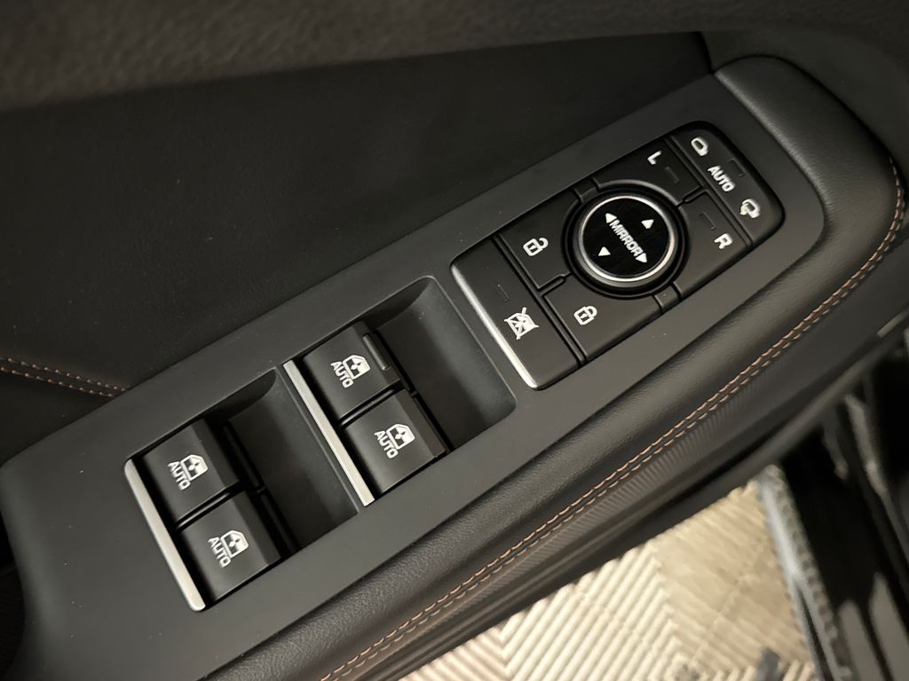 Used 2018 Black Genesis 3.3T Sport image 12