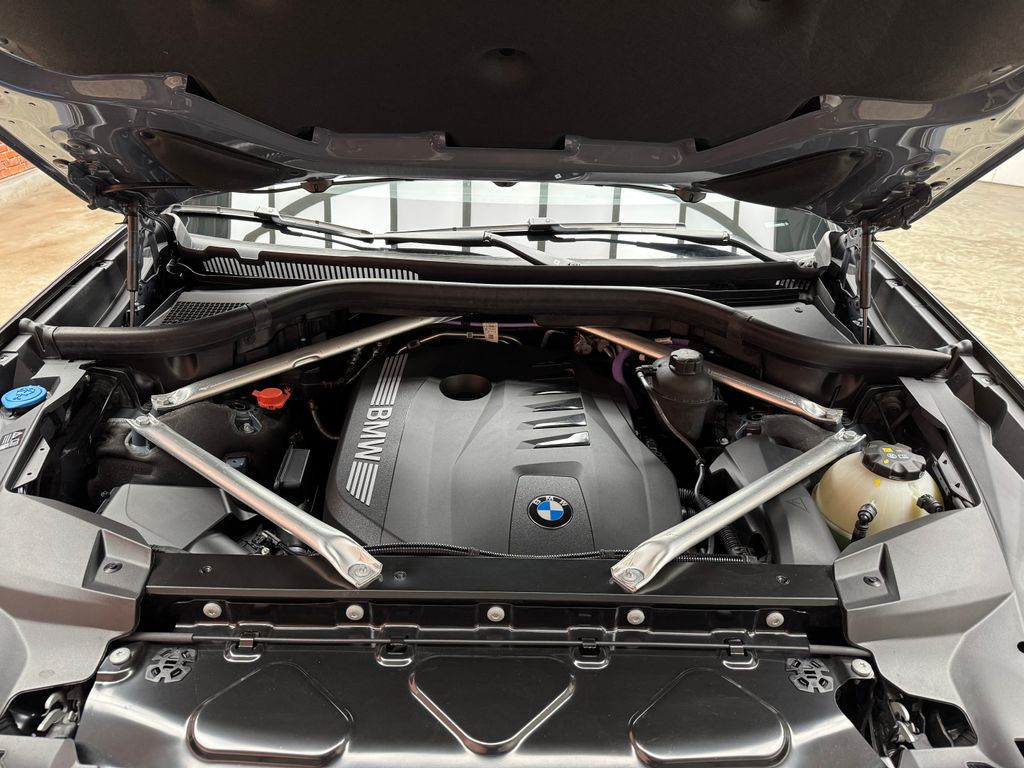 Certified Used 2025  BMW xDrive40i image 28