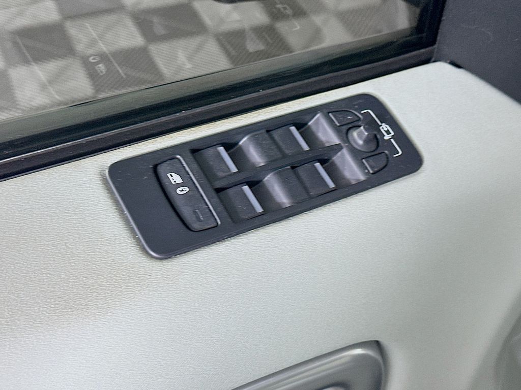 Used 2018 Black Land Rover SE image 24