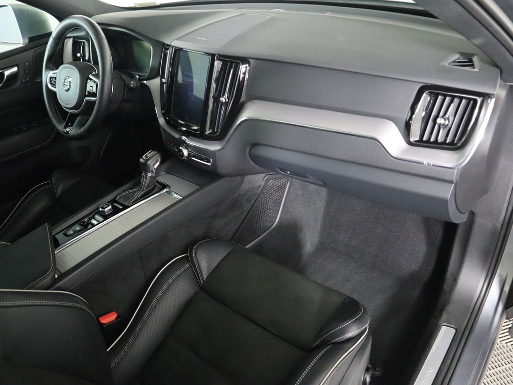 Thumbnail: 2019 Volvo XC60 - 17
